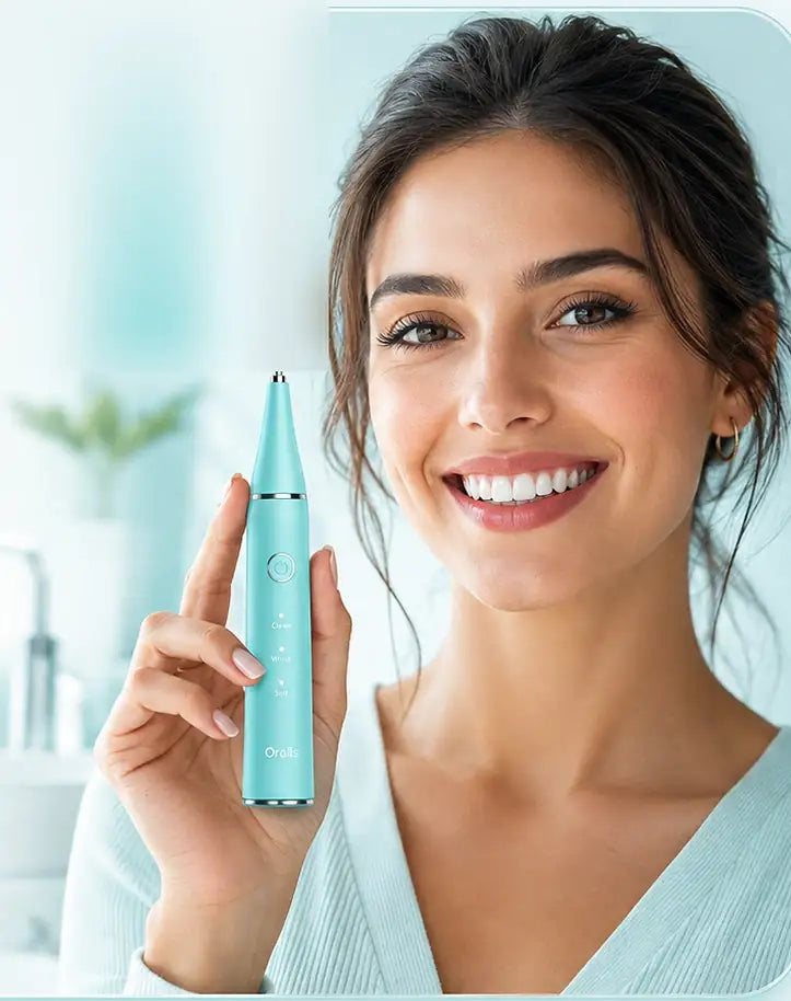 Mujer sonriendo con el limpiador dental ultras&oacute;nico de Oralis