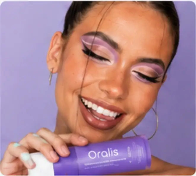 Mujer sonriendo con un producto de Oralis