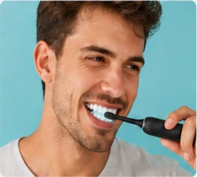 Hombre cepill&aacute;ndose con el cepillo el&eacute;ctrico de Oralis