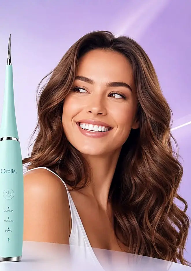 Mujer sonriendo con los dientes brillantes